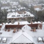 A drónnal készített képen havas háztetők Debrecenben 2023. április 7-én.