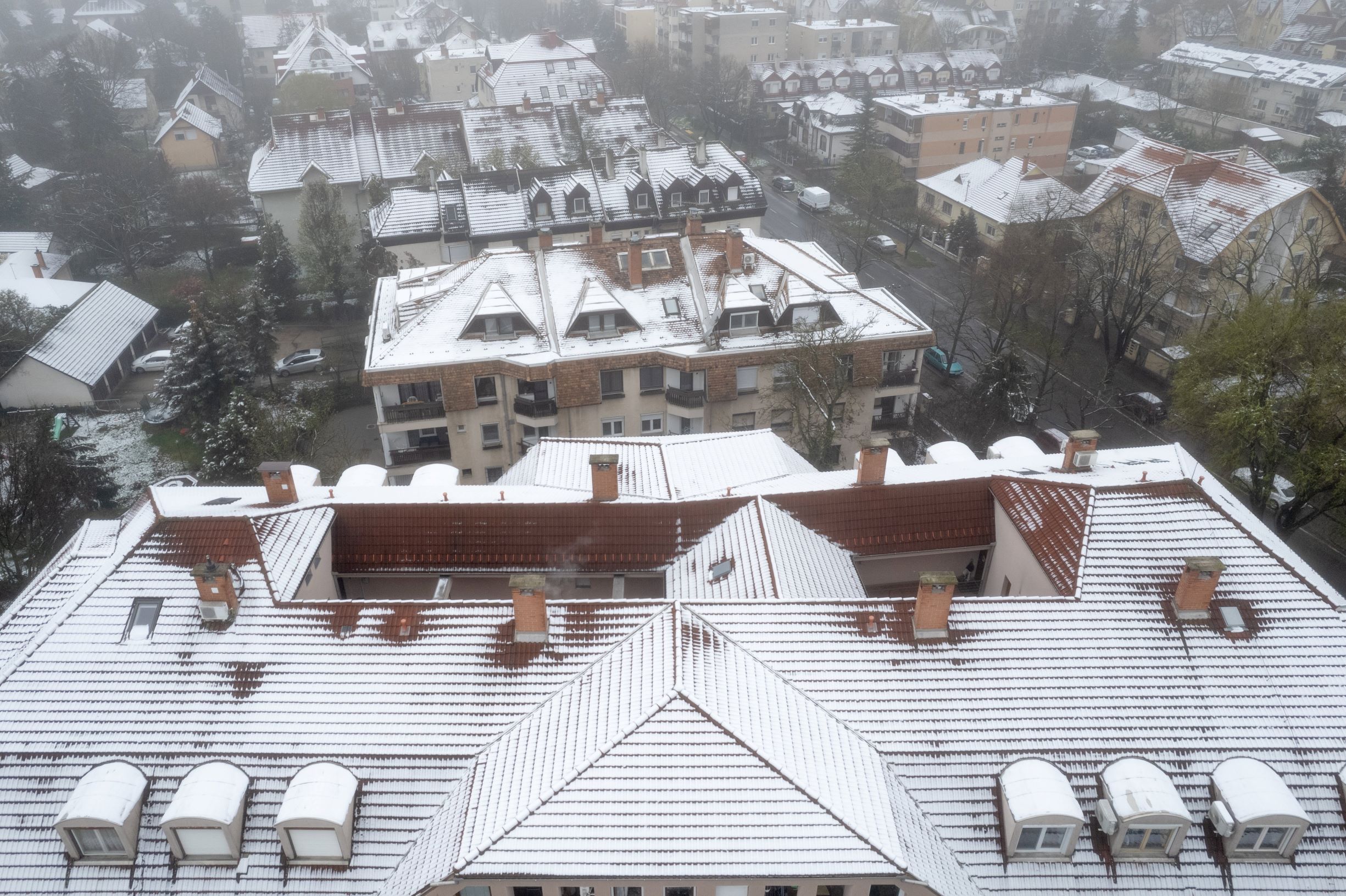 A drónnal készített képen havas háztetők Debrecenben 2023. április 7-én.
