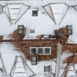 A drónnal készített képen havas háztető Debrecenben 2023. április 7-én.
