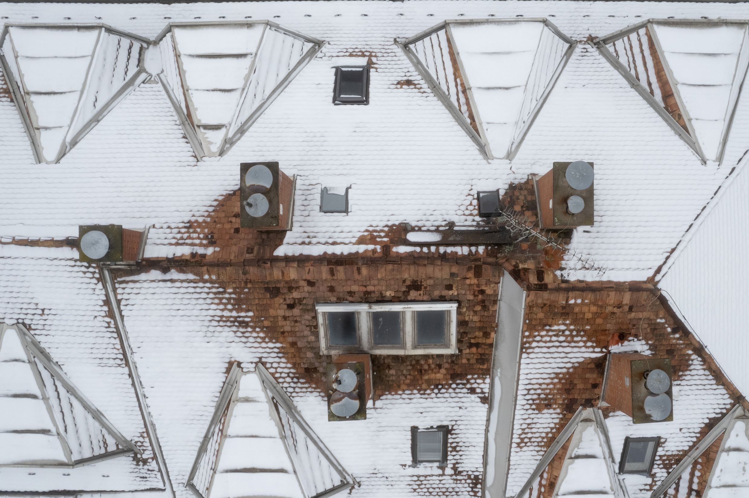 A drónnal készített képen havas háztető Debrecenben 2023. április 7-én.