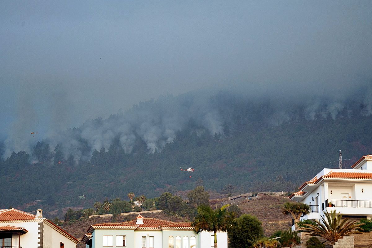 Erdőtüzet oltanak helikopterről a Kanári-szigetekhez tartozó Tenerifén fekvő Candelaria térségében 2023. augusztus 16-án.