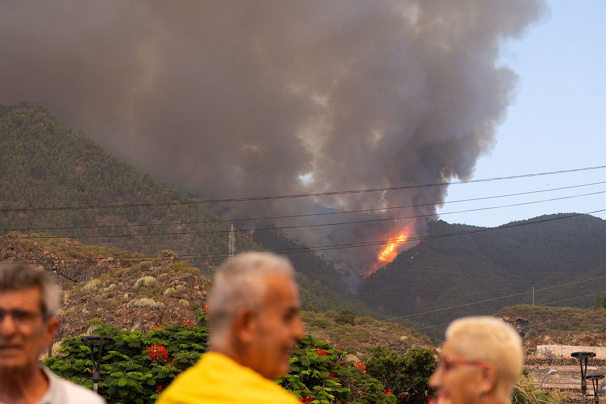 Erdőtűz a Kanári-szigetekhez tartozó Tenerifén fekvő Candelaria térségében 2023. augusztus 16-án.