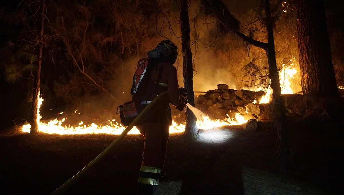 A spanyol katonai katasztrófaelhárítási egység (UME) által közreadott képen erdőtüzet olt az egység tűzoltója a Kanári-szigetekhez tartozó Tenerifén fekvő Arafo és Candelaria térségében 2023.