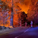 Spanyol tűzoltók erdőtűz oltása közben.
