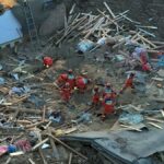 Túlélőket keresnek a mentőegység tagjai egy összedőlt épület törmeléke közt a Kanszu tartománybeli Caotan faluban.