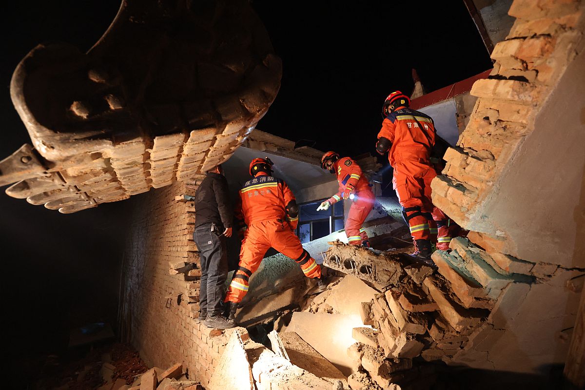 Mentőegység egy, a földrengésben összedőlt ház romjai között Kínában.