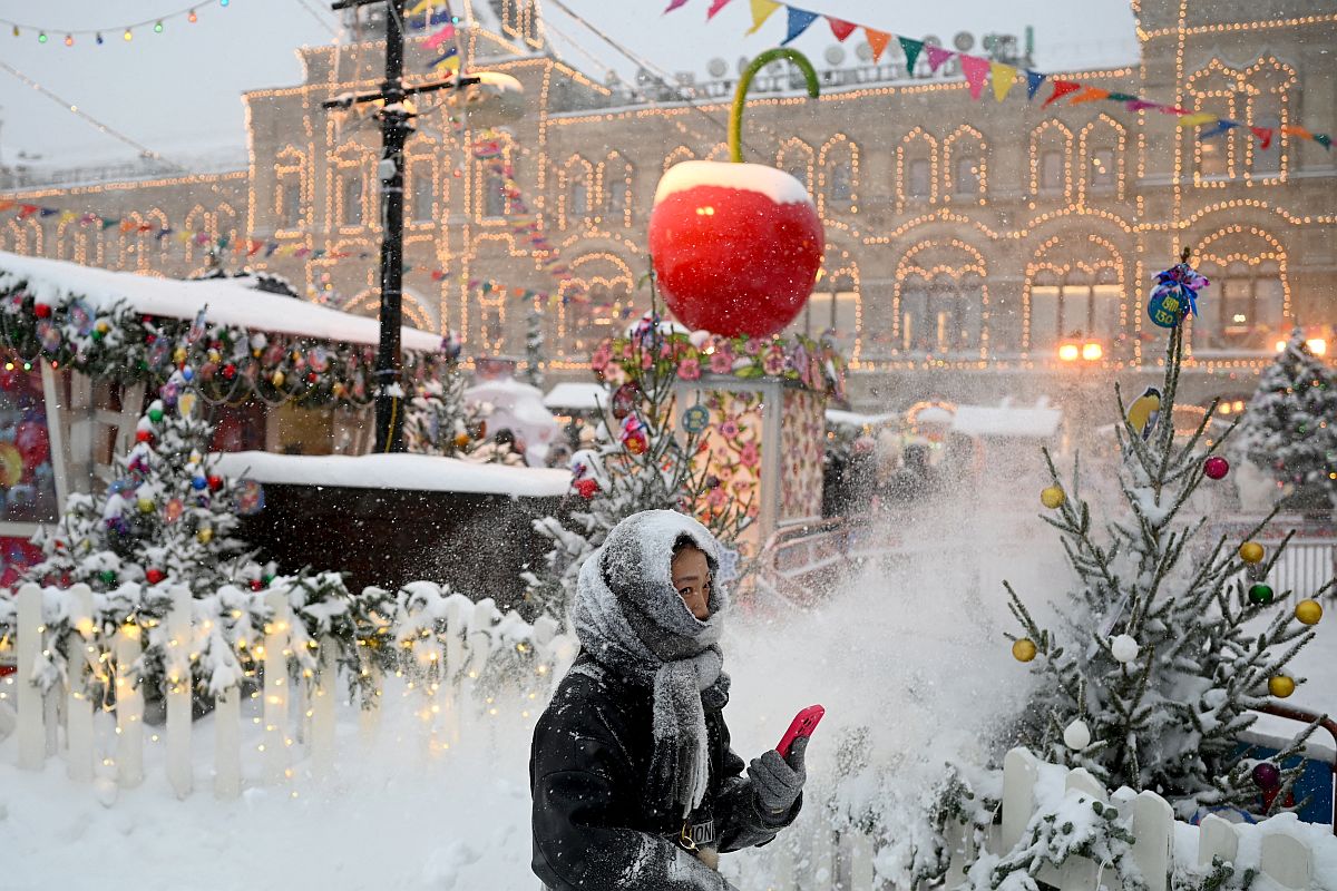 Egy vásárló a karácvsonyi vásárban Moszkvában a Vörös téren.
