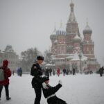 Katonák fotózkodnak a Vörös téen Moszkvában.