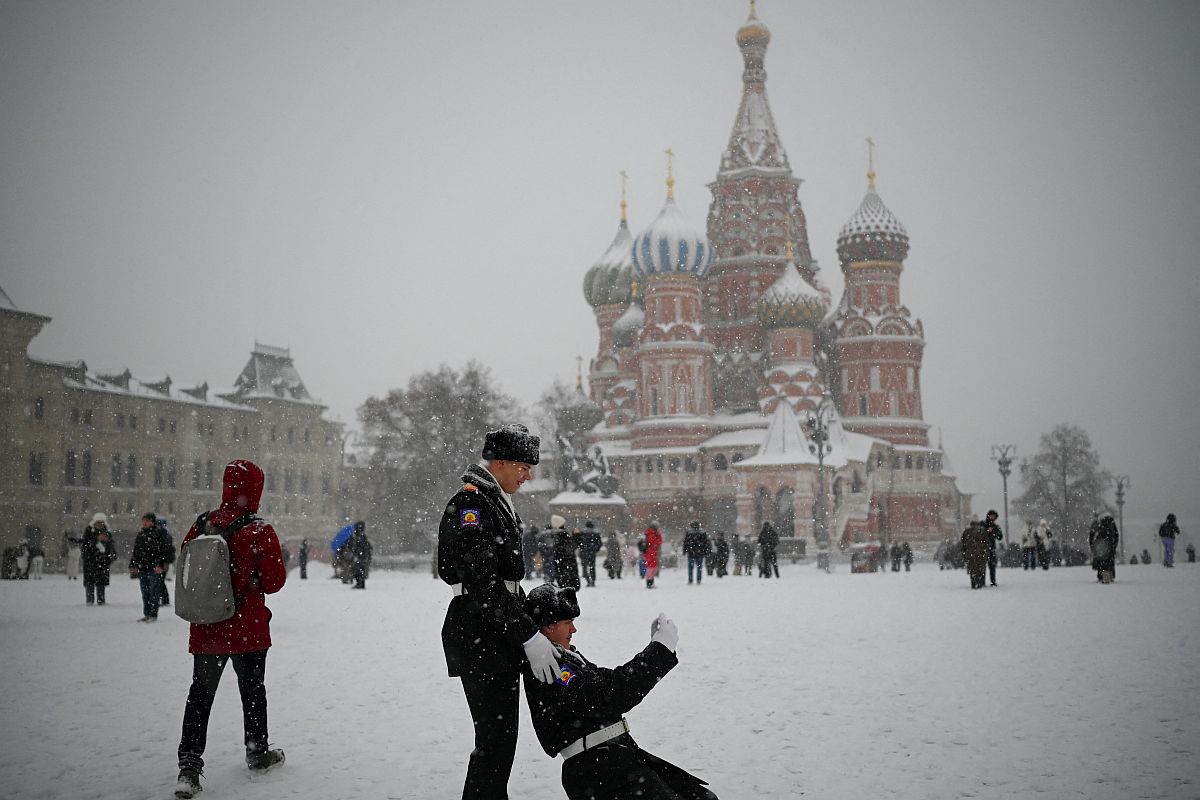 Katonák fotózkodnak a Vörös téen Moszkvában.