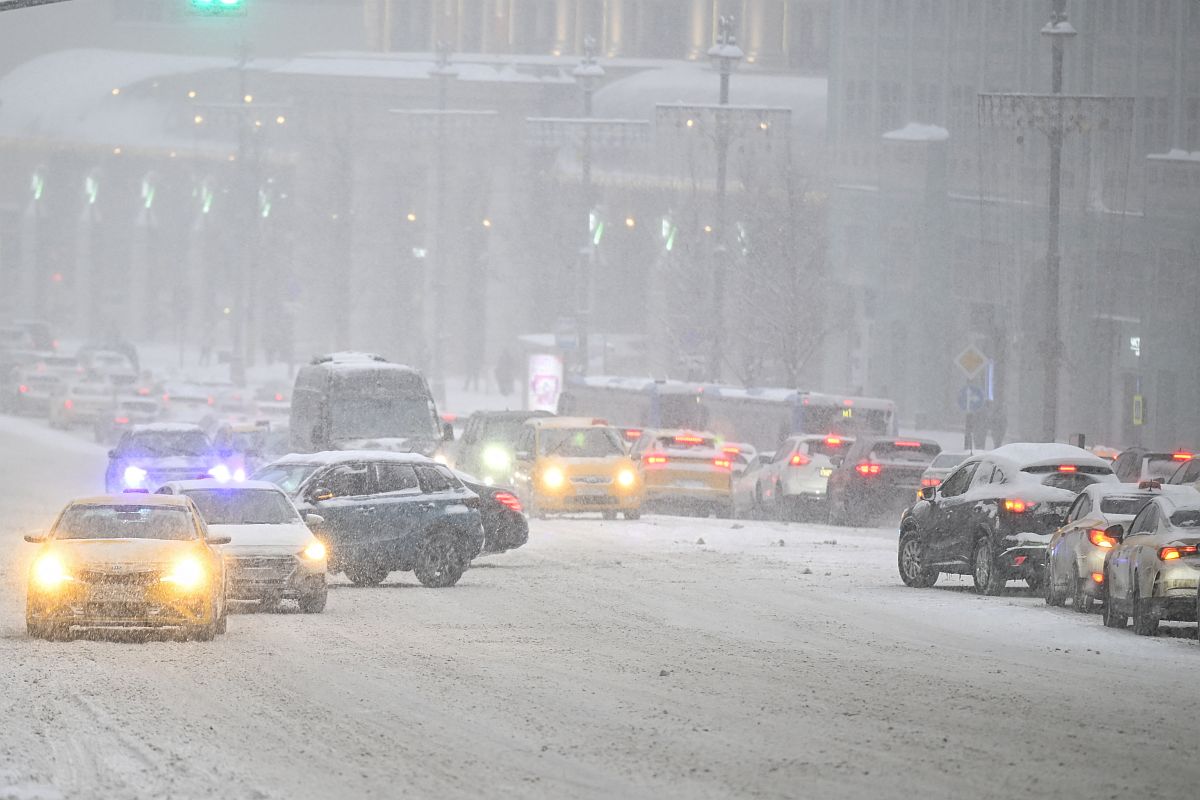 Autók a hóesésben Moszkvában.