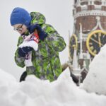 Gerek játszik a hóban Moszkvában a Vörös téren.